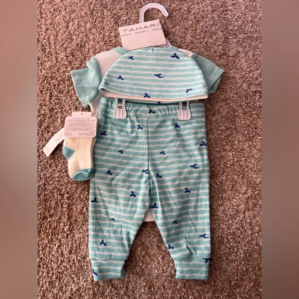 Tahari‎ Baby Mint and White Bodysuit Set Size 0-3 Months